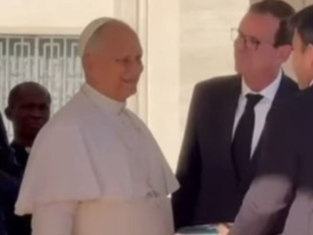 Papa Leão XIV recebe camisa de time brasileiro; veja