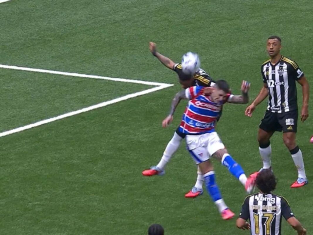 Foi pênalti? CBF divulga áudio do VAR em lance polêmico de Atlético-MG x Fortaleza