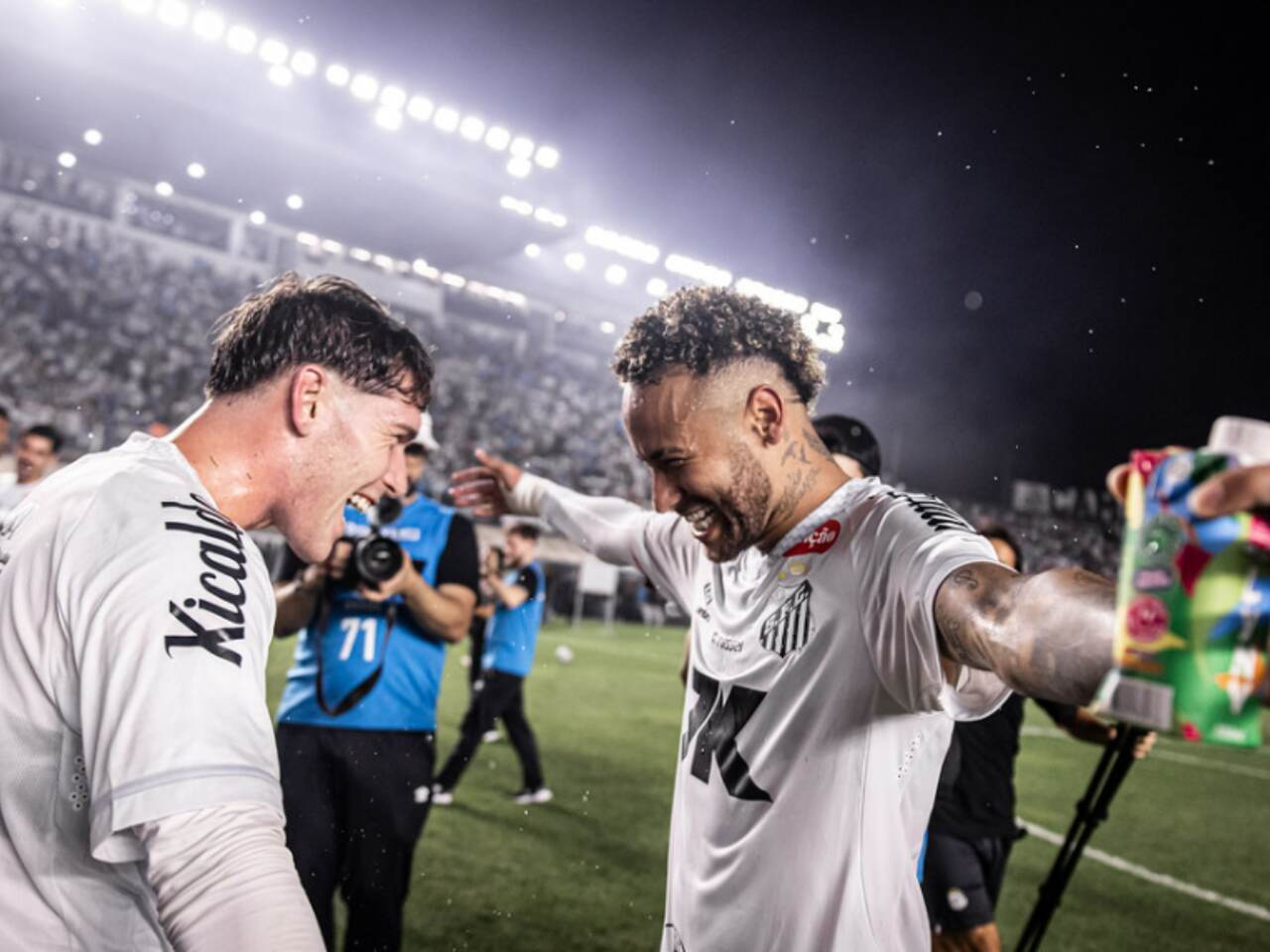 Rollheiser e Neymar celebram a vitória sobre o Palmeiras