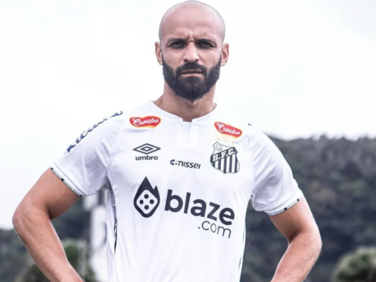 Santos emite nota oficial sobre Thaciano