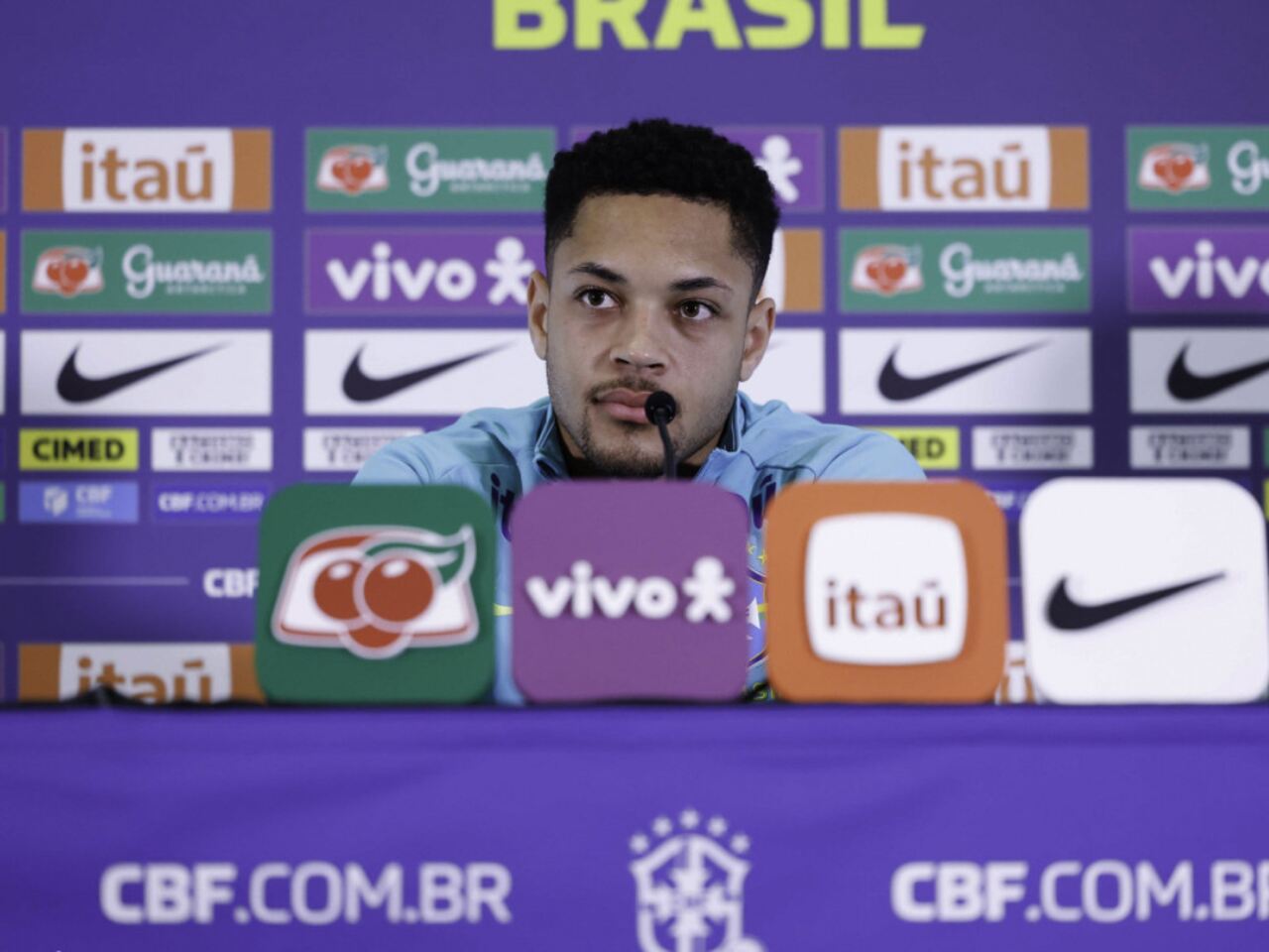 Vitor Roque em coletiva pela Seleção Brasileira (Foto: Rafael Ribeiro/CBF)