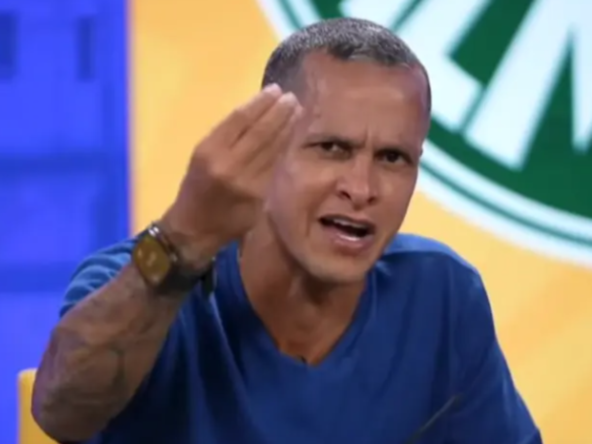 ex-jogador Souza em participação no Podpah