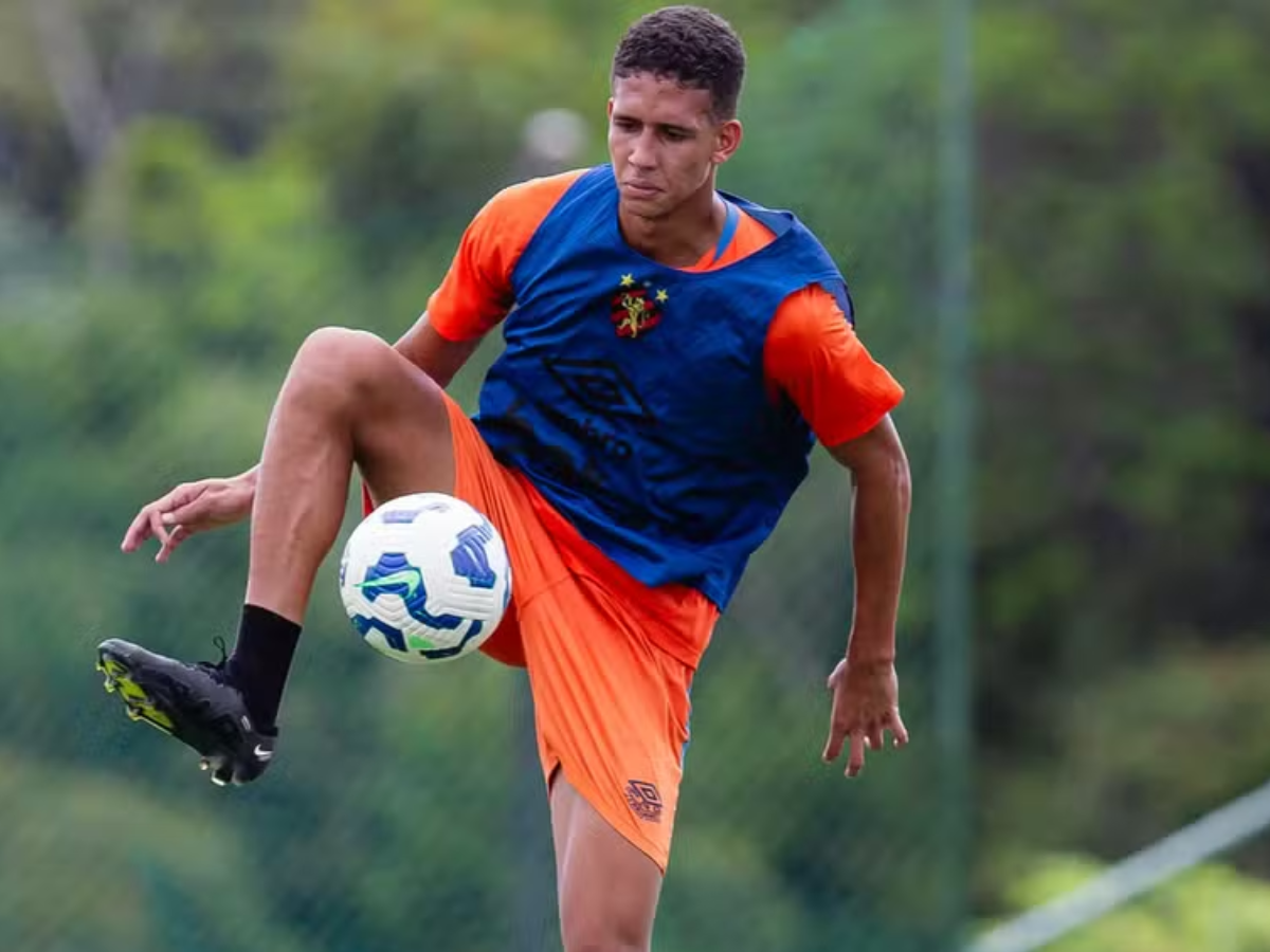 Riquelme, ex-zagueiro do Sport, assina com o Botafogo