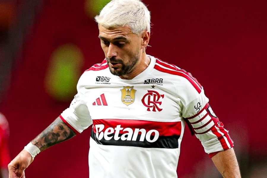 Arrascaeta deixa gramado do Beira-Rio mancando e liga alerta no Flamengo