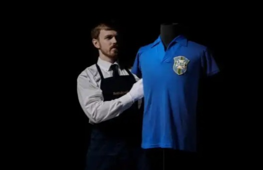Camisa usada por Pelé na Copa é vendida por valor inacreditável