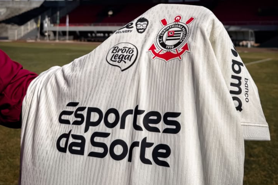 Rescisão com lateral é oficializada pelo Corinthians