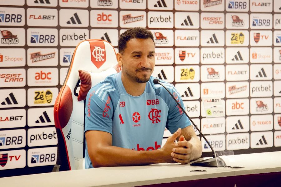 Danilo em coletiva pelo Flamengo (Foto: Adriano Fontes/ Flamengo)
