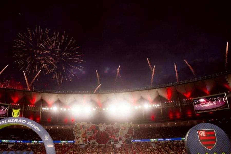 Ídolo do Flamengo marca presença em retorno do clube ao Maracanã