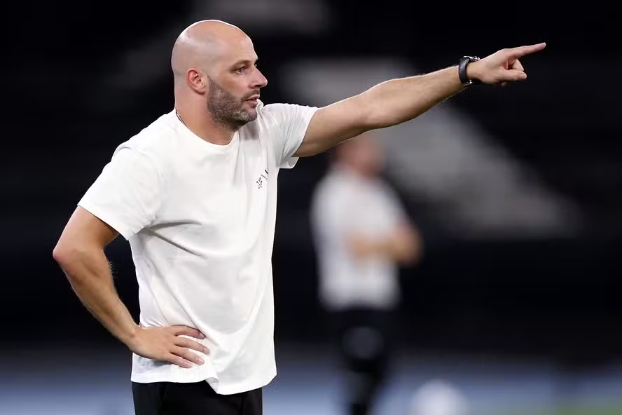 Botafogo mira reforços para três posições; descubra quais