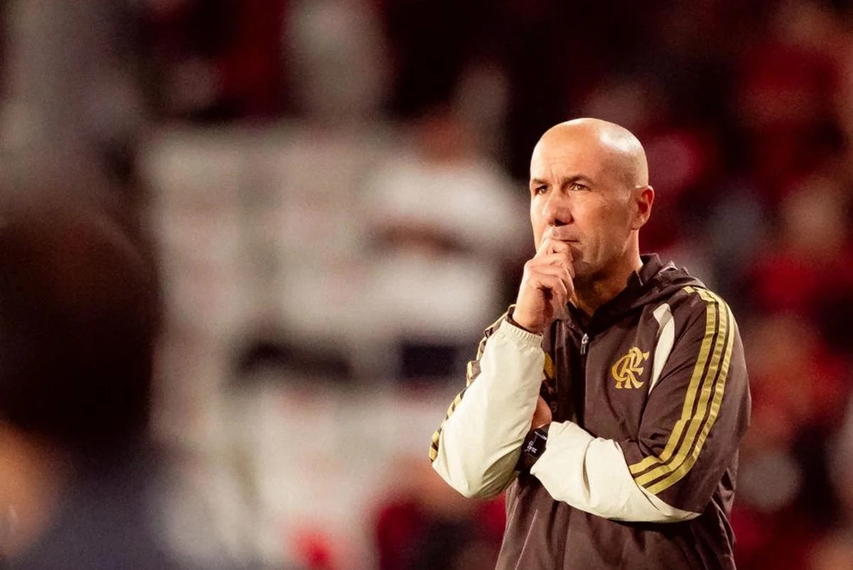 Leonardo Jardim condena atitude nos bastidores e aponta que o Flamengo sairá prejudicado