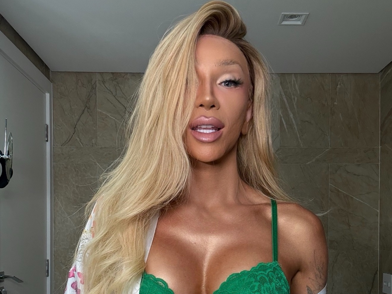 Maya Massafera posta foto após cirurgia: “mais feminina’