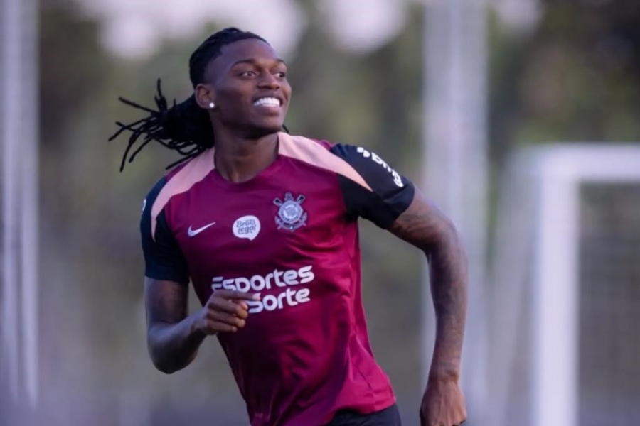 Rafael Leão esteve no CT do Corinthians