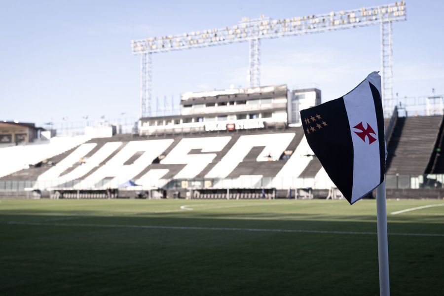 Zagueiro que atua na Europa entra na mira do Vasco, segundo jornalista