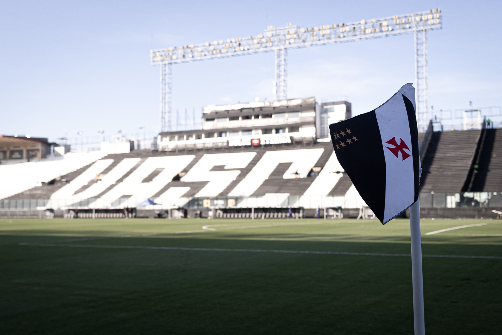 Vasco consulta situação de quatro jogadores para a zaga; veja nomes