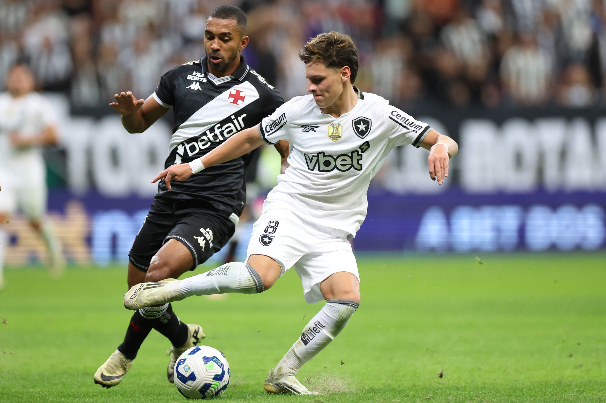 Vasco e Botafogo disputam contratação de zagueiro que atua no exterior