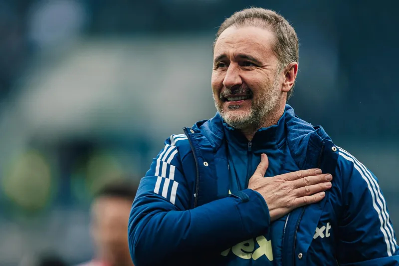 Vitor Pereira pode acertar com rival do Flamengo no Rio de Janeiro
