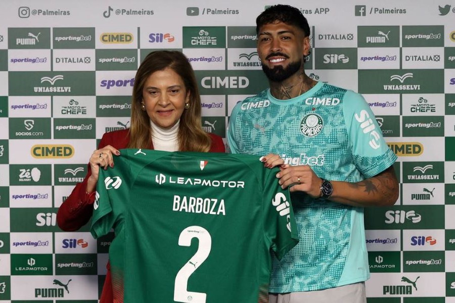 A presidente Leila Pereira, da SE Palmeiras, apresenta o jogador Alexander Barboza, o mais novo atleta do clube