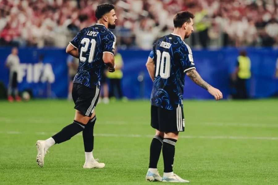 Flaco López ao lado de Messi