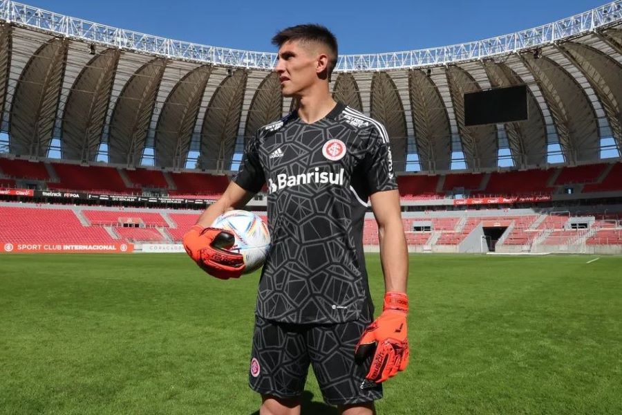 Internacional toma decisão envolvendo o goleiro Rochet