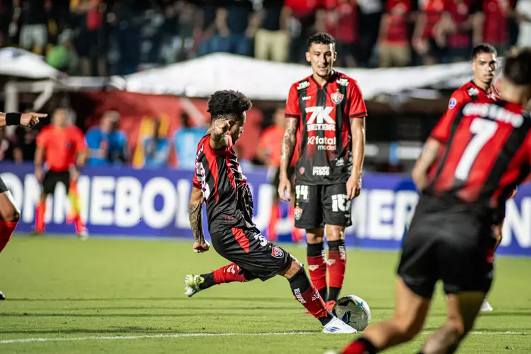 Meia do Vitória provoca a torcida do Vasco