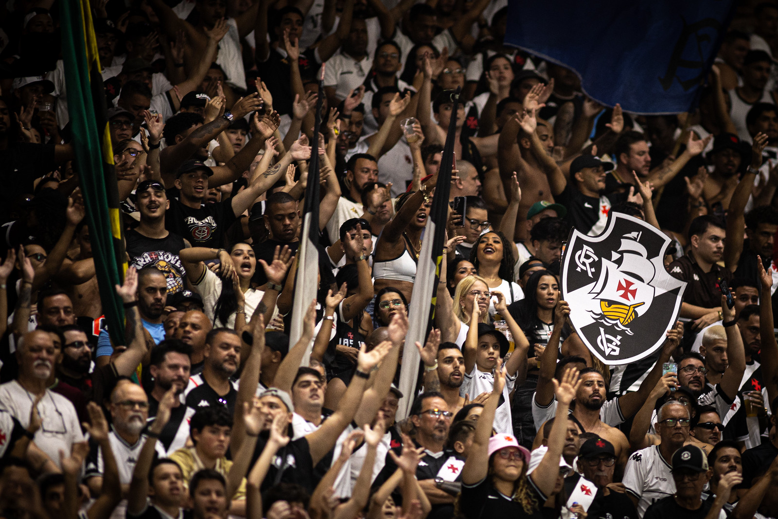 Torcida do Vasco perde a paciência com Pedro Emanuel após derrota para o Santos