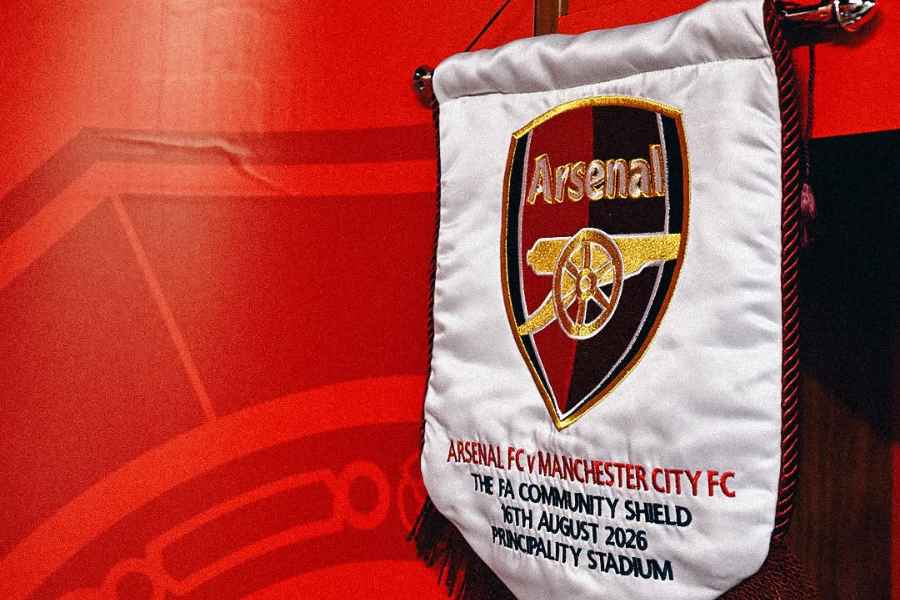Meia do Arsenal viraliza após levar pancada de troféu na comemoração