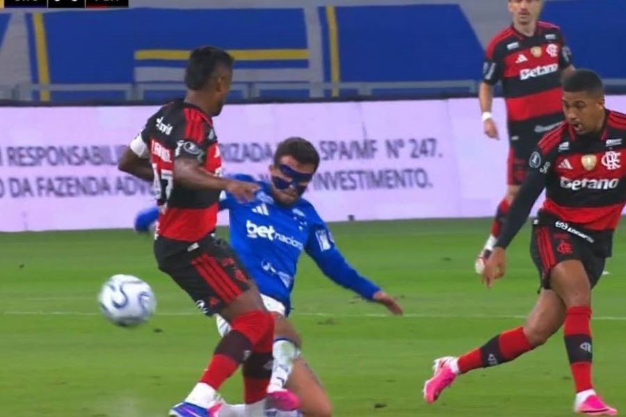VAR ignora lance absurdo para o Flamengo