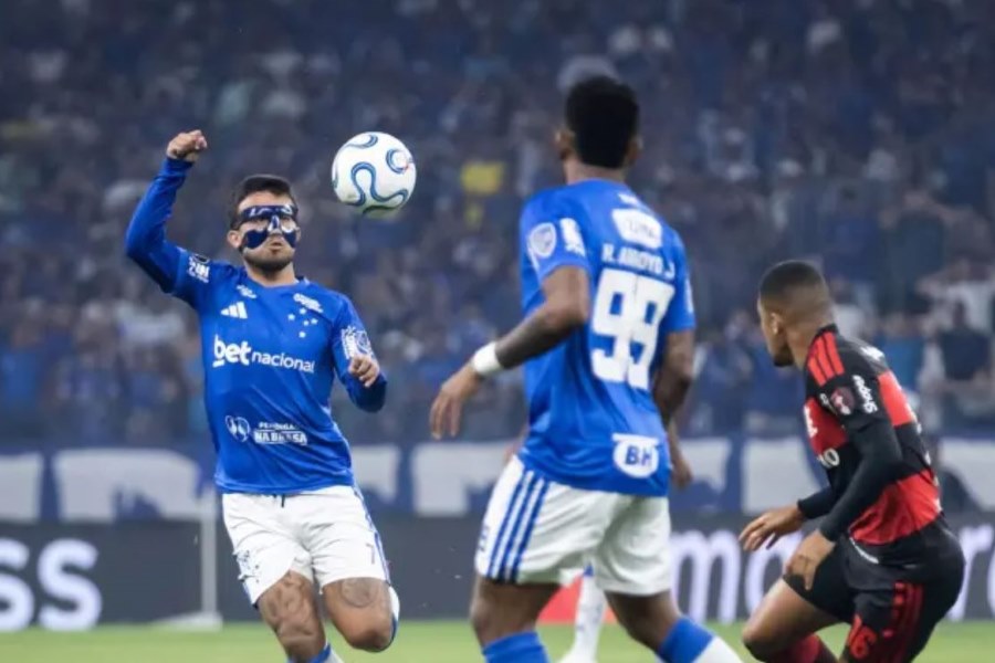 Titular do Cruzeiro usa máscara diante do Flamengo, mas estratégia dura pouco tempo