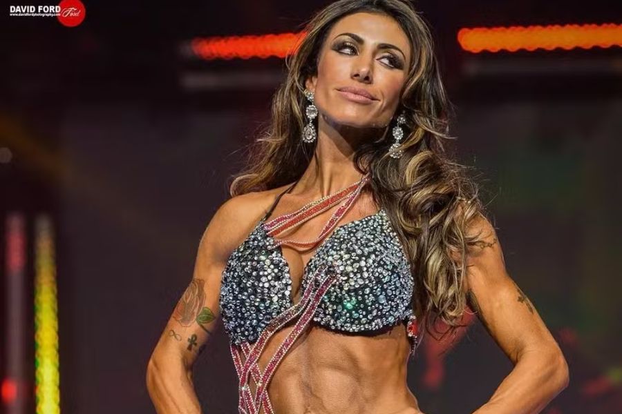 Ex-panicat Jaque Khury é sincera ao falar sobre exibição de seu corpo