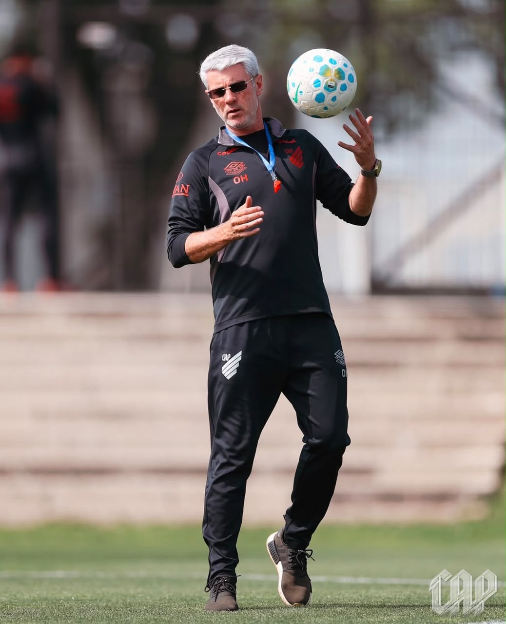 Athletico-PR negocia renovação com técnico Odair Hellmann