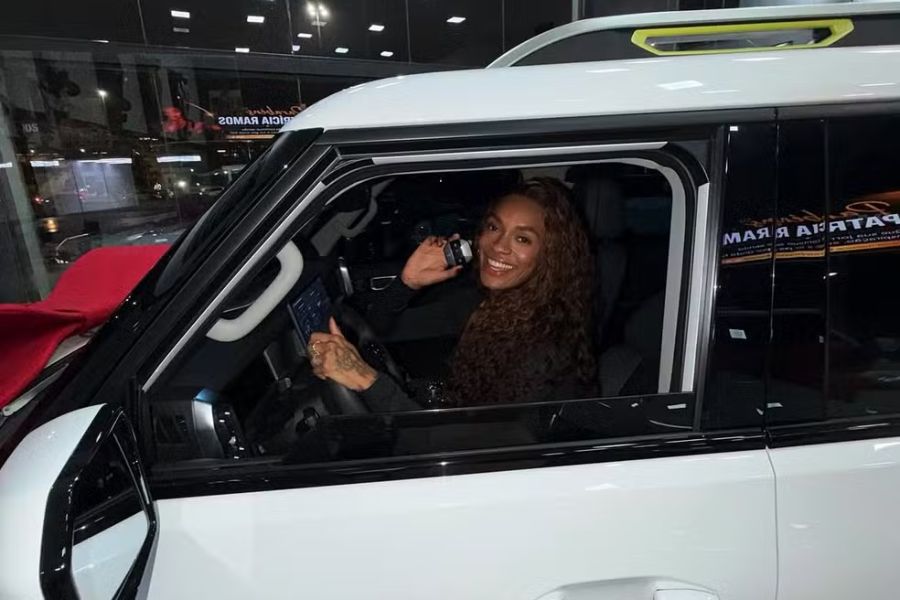 Com moral! Patrícia Ramos compra SUV de luxo; veja fotos