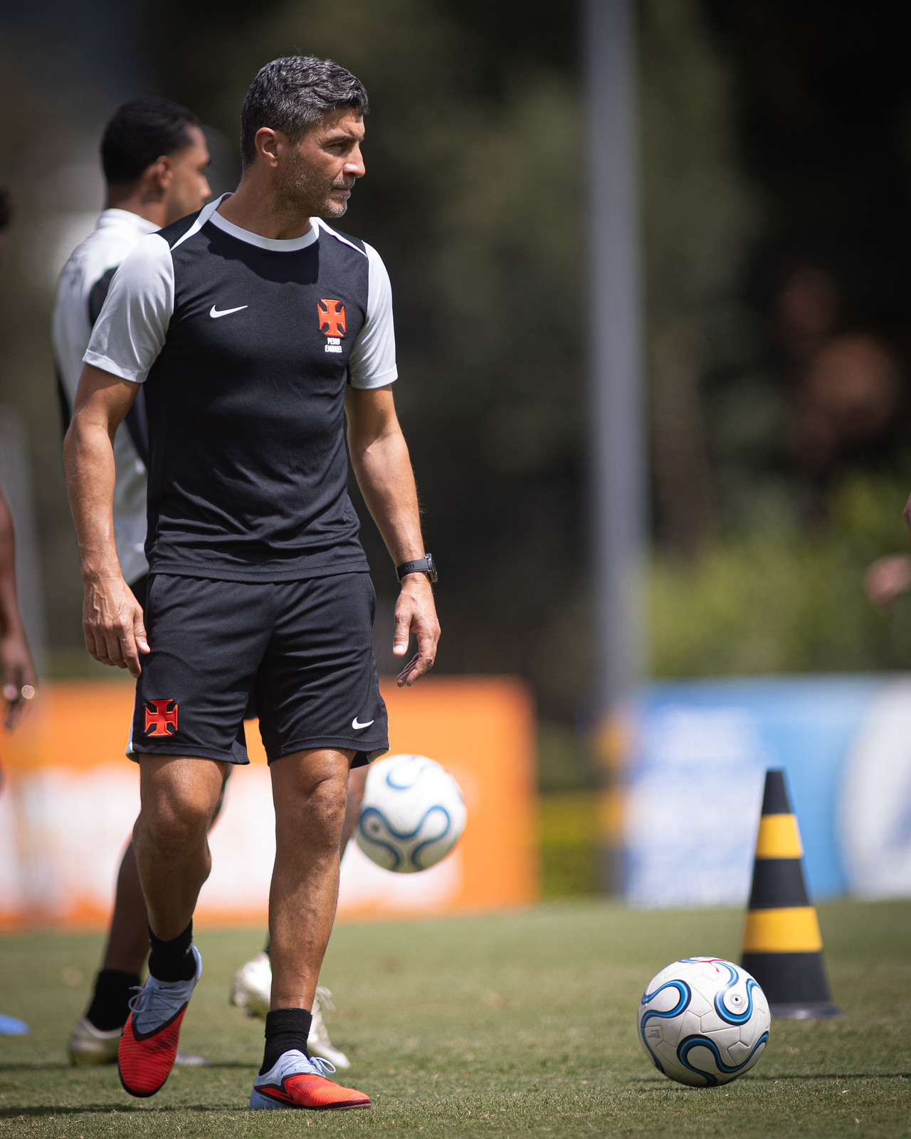 Ele está chamando à atenção de Pedro Emanuel nos treinos do Vasco