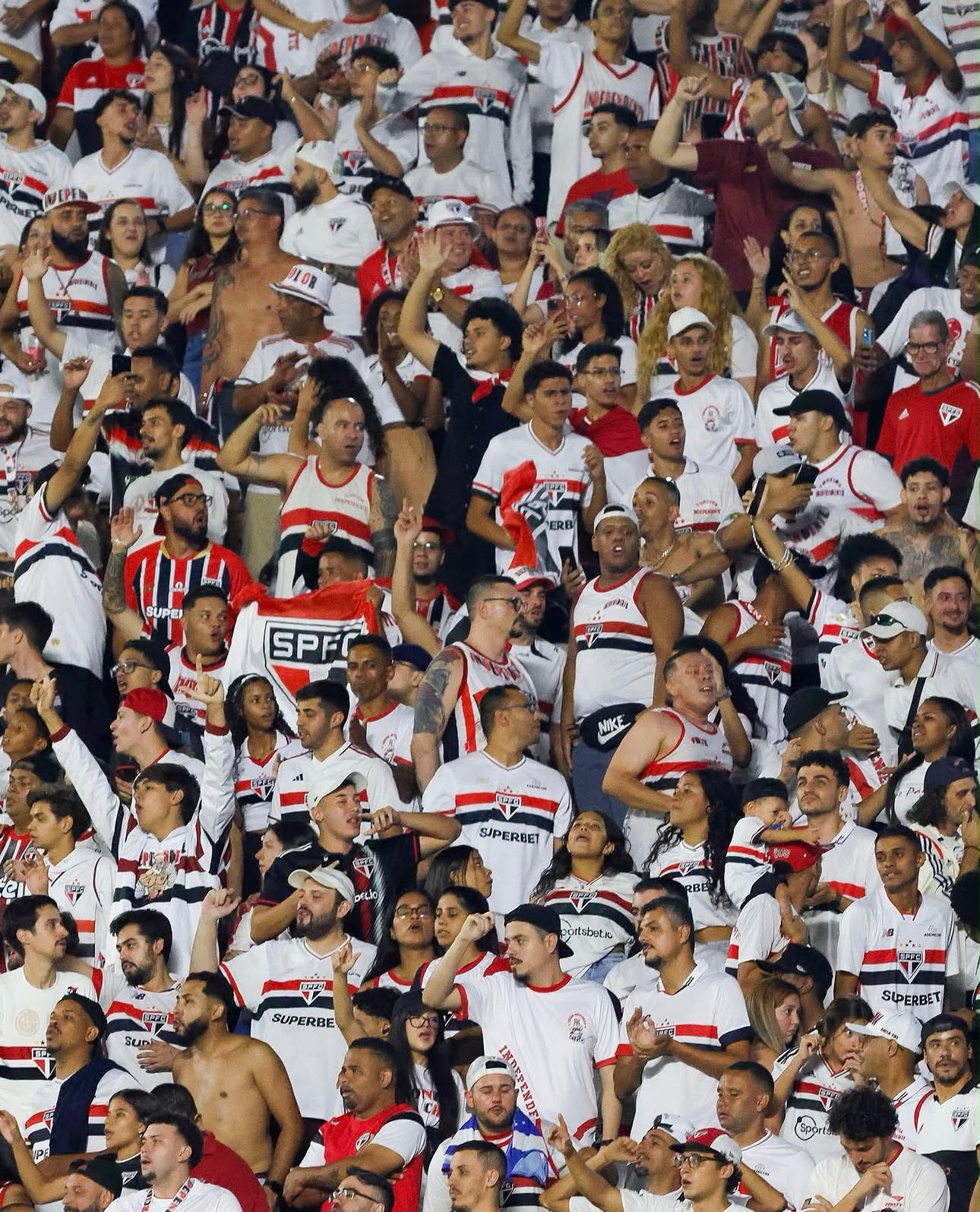 Torcida do São Paulo protesta após empate contra o Coritiba