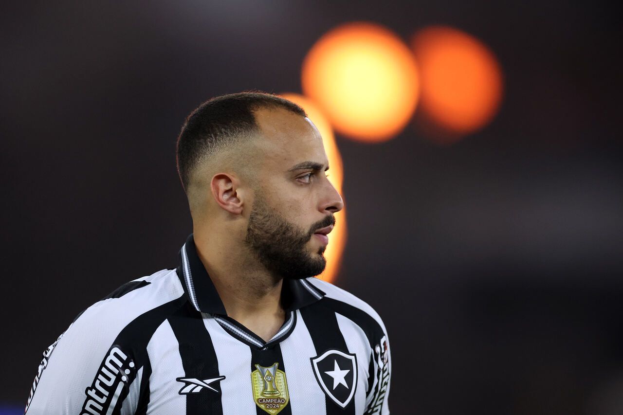 Arthur Cabral perde gol inacreditável e torcida do Botafogo se revolta