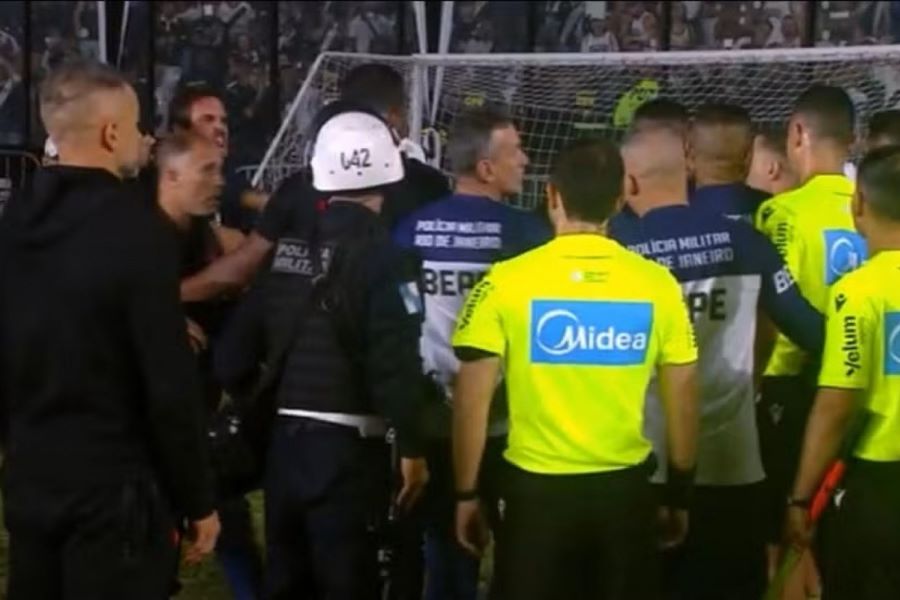 Dirigentes do Vasco se envolveram em confusão no intervalo de Vasco x Vitória (Foto: Reprodução/Globo)