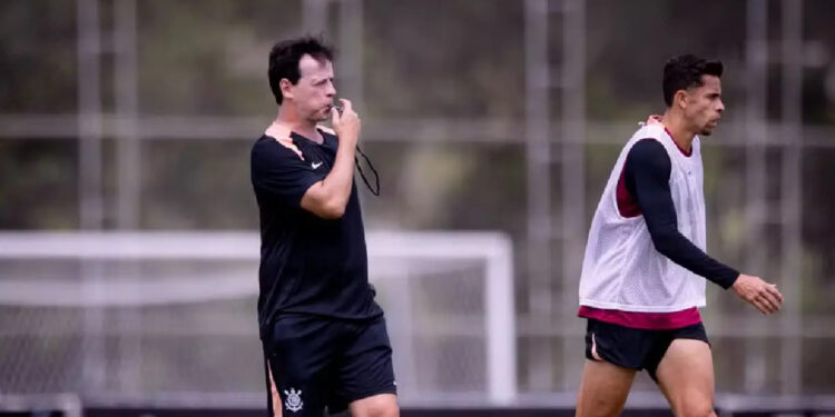 Corinthians: Fernando Diniz é sincero ao falar sobre Raniele jogar na lateral