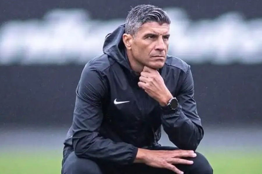 Técnico do Vasco admite surpresa com jogador durante duelo contra o Cruzeiro
