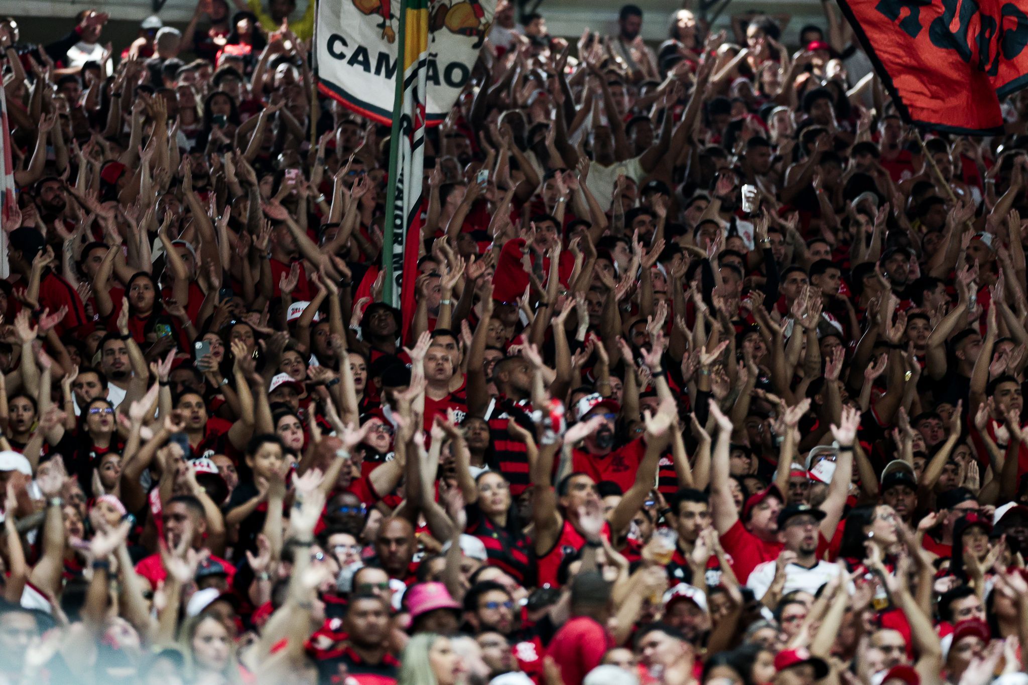 Vídeo: jornalista da Rede Globo fica encantado com a torcida do Flamengo