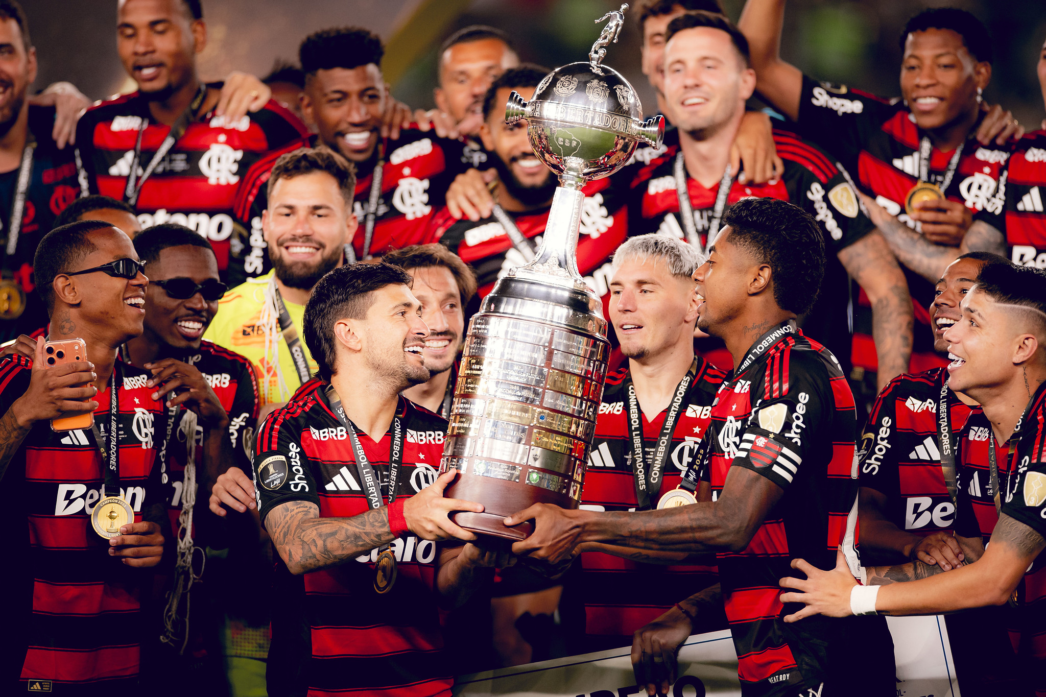 De Arsenal a PSG: Flamengo disputa Bola de Ouro como único clube não europeu
