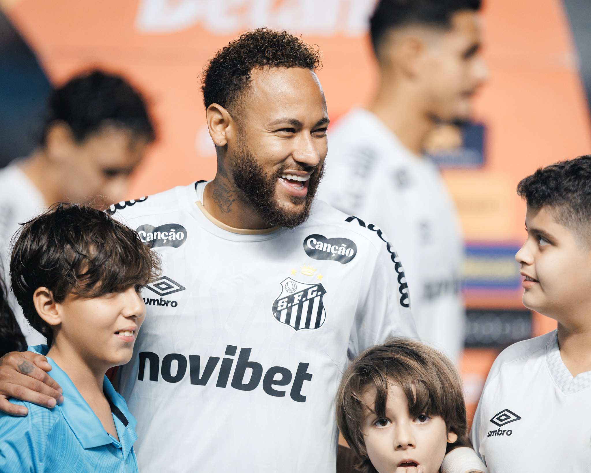 Veja vídeo de Neymar provocando torcedores do Atlético-MG: “Jogo melhor que seu time todo…”