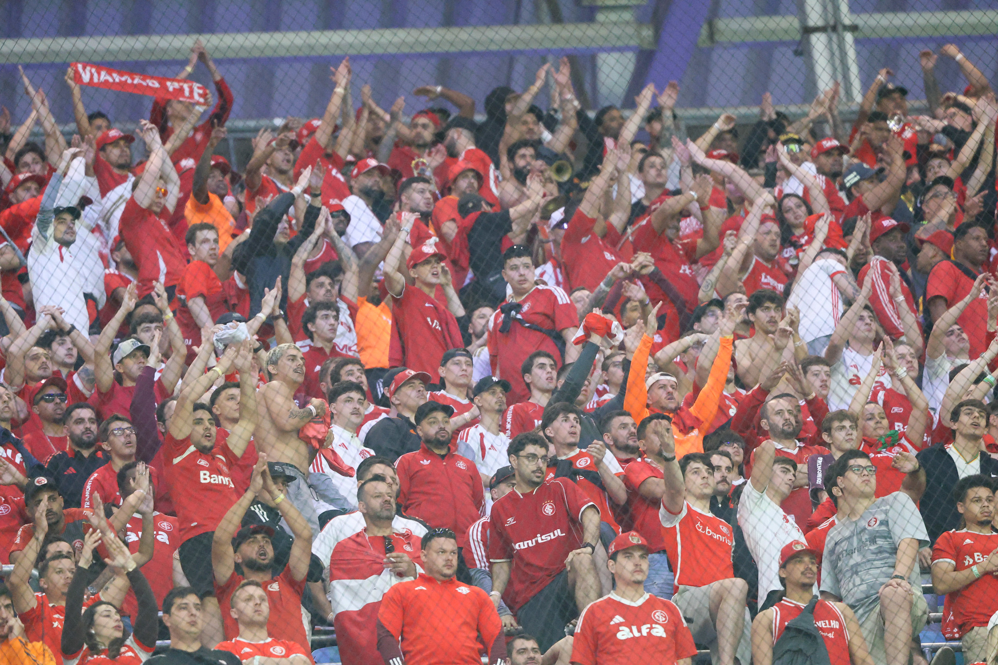Vídeo: torcida do Internacional protesta e abandona estádio em jogo contra o Santos