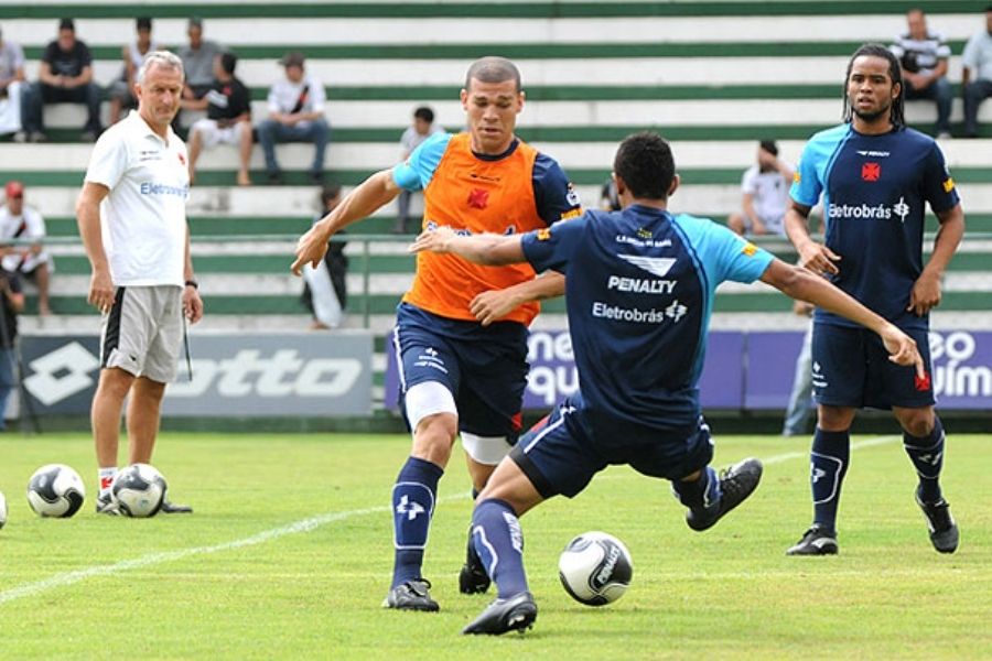 Ex-Vasco, Nilton relembra histórias inusitadas e gol de falta contra o Vitória