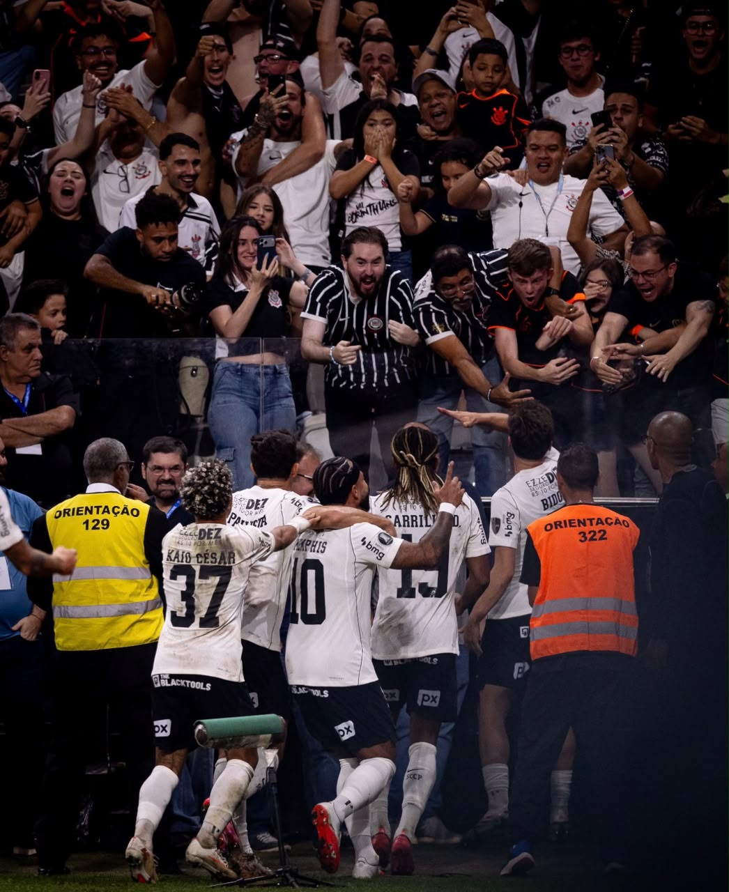 Corinthians resolve pendência milionária com elenco Corinthians resolve pendência milionária com elenco