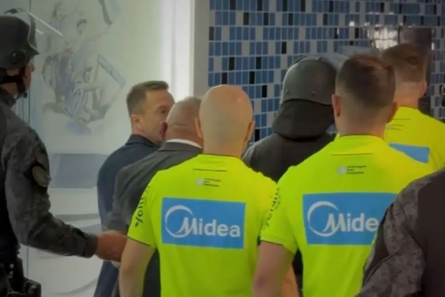 Vídeo! Vice-presidente do Grêmio se altera e cobra arbitragem em empate com Palmeiras Vídeo! Vice-presidente do Grêmio se altera e cobra arbitragem em empate com Palmeiras