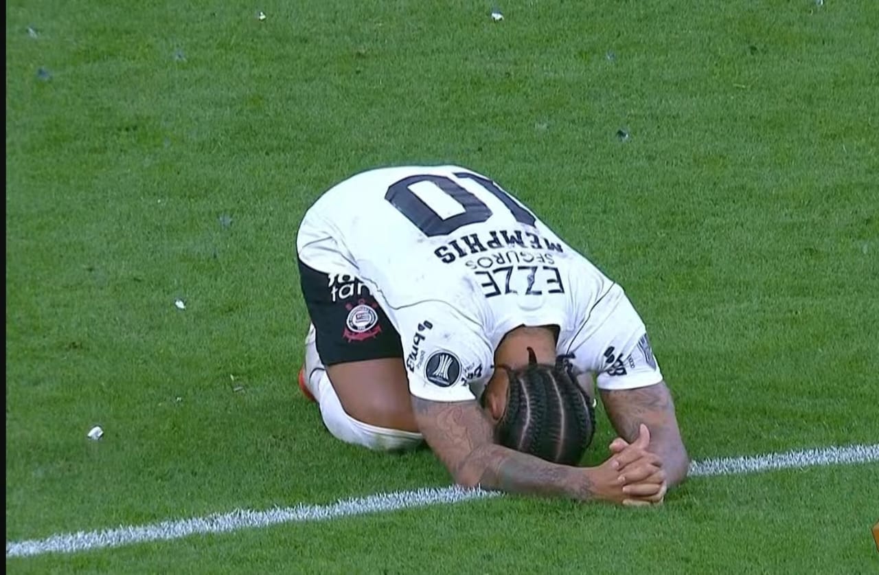 Depay vira motivo de piada após perder pênalti e Corinthians ser eliminado da Libertadores Depay vira motivo de piada após perder pênalti e Corinthians ser eliminado da Libertadores