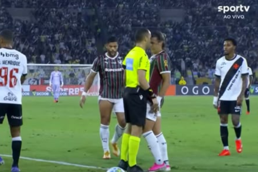 Fluminense emite nota oficial e critica árbitro por “peitada” em Canobbio