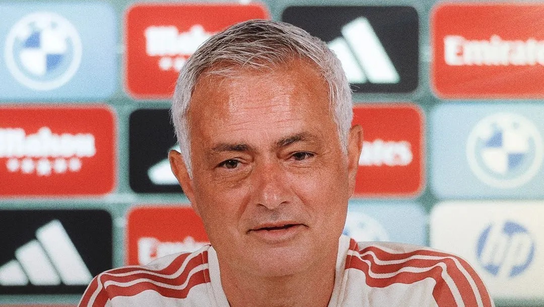 Real Madrid: Mourinho leva fotos e ataca VAR em coletiva polêmica Real Madrid: Mourinho leva fotos e ataca VAR em coletiva polêmica