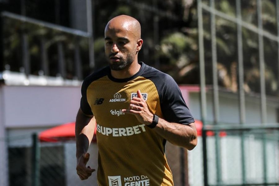 Lucas Moura ganha previsão de retorno ao São Paulo Lucas Moura pelo São Paulo (Foto: Erico Leonan / São Paulo)