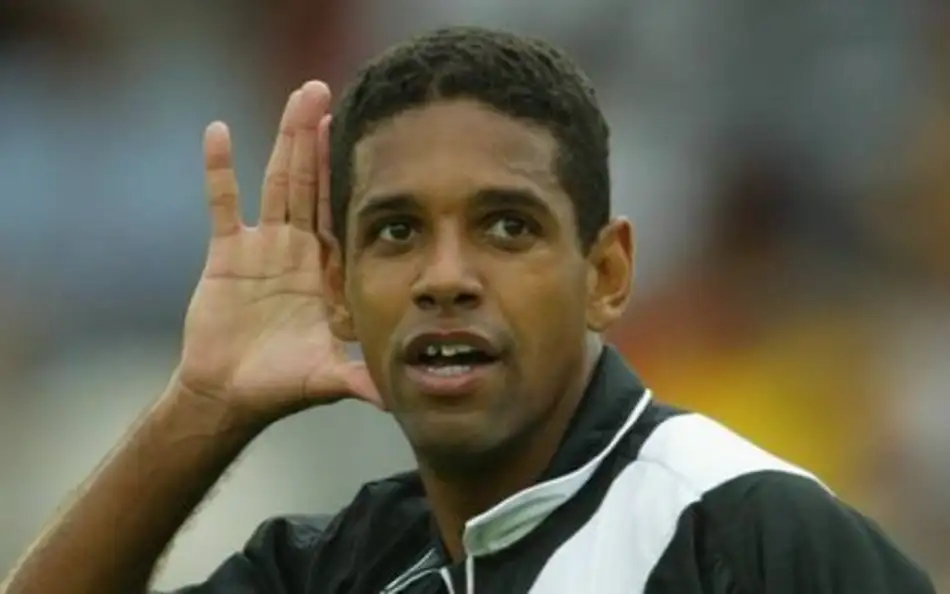 Multicampeão pelo Vasco, ex-zagueiro Henrique morre aos 49 anos Multicampeão pelo Vasco, ex-zagueiro Henrique morre aos 49 anos