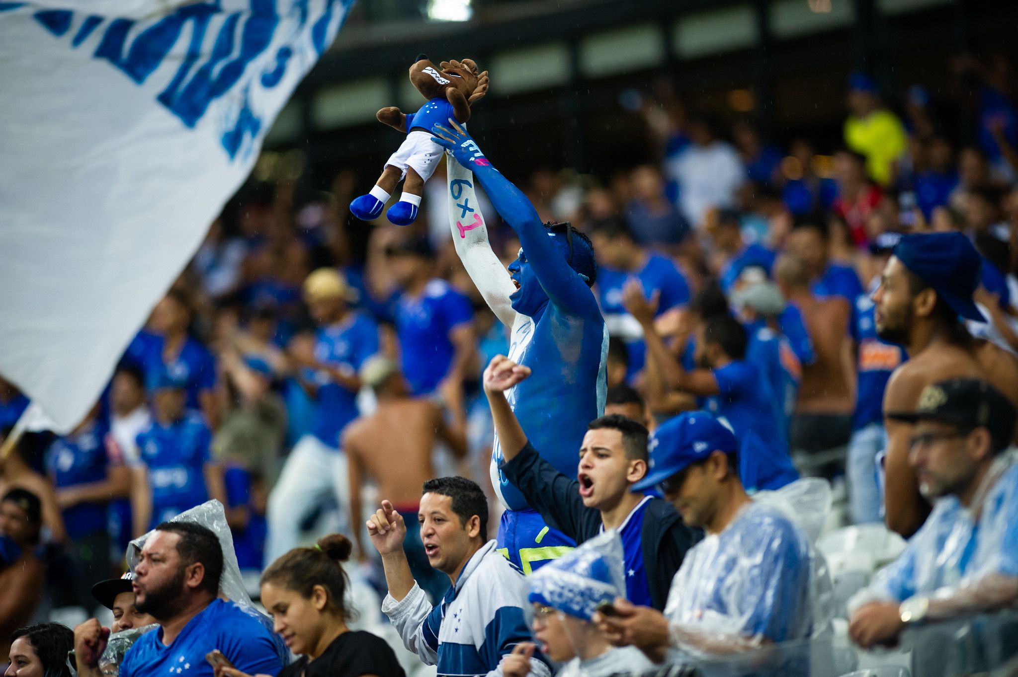 Cruzeiro emite nota oficial após protestos da torcida no aeroporto Cruzeiro emite nota oficial após protestos da torcida no aeroporto